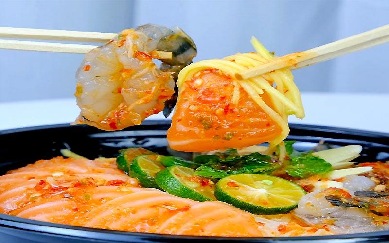 Kỹ thuật cắt lát cá hồi mỏng đều để làm gỏi